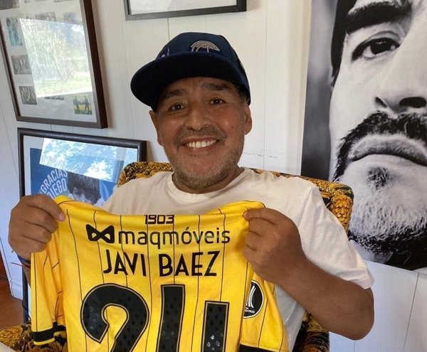 Diego Maradona 'renovó' su camiseta de Guaraní
