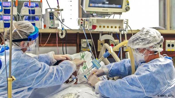 Última incursión de Covid deja 23 muertos, y leve baja de índice de infectados por día