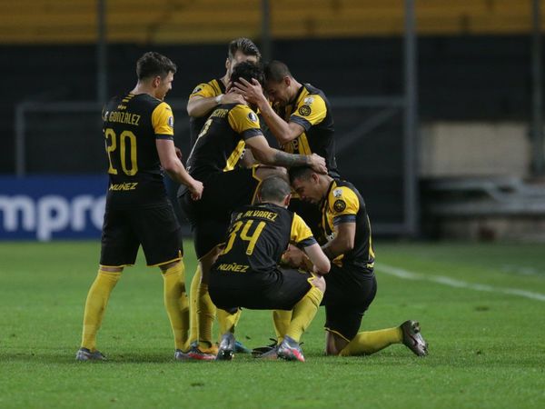 Peñarol es contundente en casa ante Colo Colo y sueña con los octavos