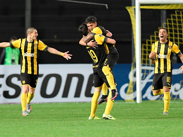 Peñarol castiga a Colo-Colo y mantiene sus chances de clasificar
