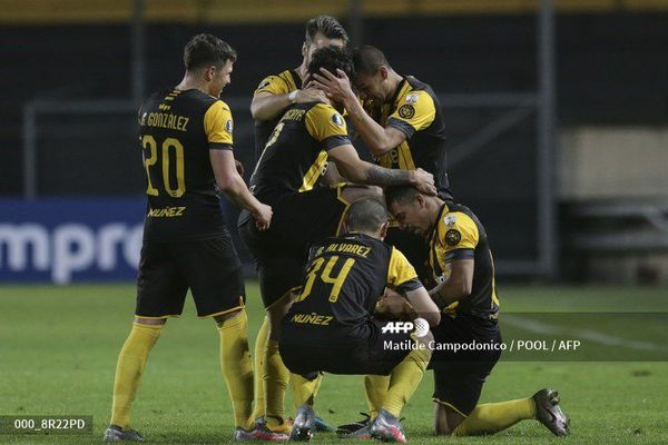Peñarol golea a Colo Colo y sueña con los octavos - Fútbol - ABC Color