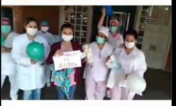 Bebé de dos meses vence a la Covid-19, médicos festejan su alta