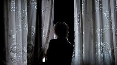 Nena de 14 años se fuga de su casa en la madrugada, pero no olvida su celu