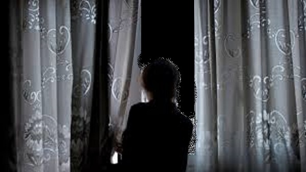 Nena de 14 años se fuga de su casa en la madrugada, pero no olvida su celu