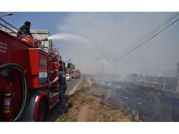 Incendio  en pastizal del Aeropuerto ocasiona otra inmensa humareda