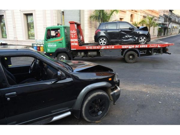 Doble choque en una esquina céntrica deja daños y un lesionado