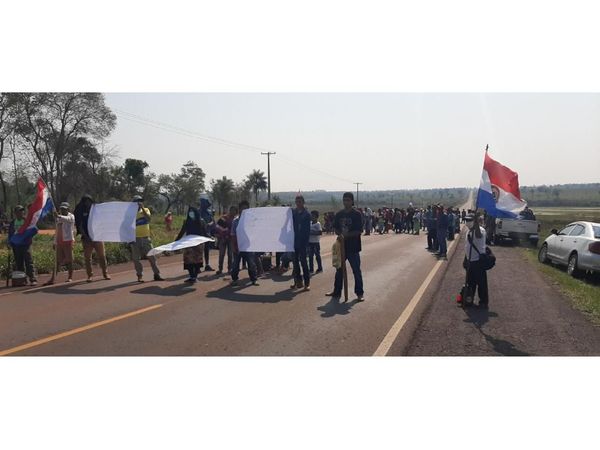 Indígenas cierran ruta  exigiendo agua potable en Santa Rosa