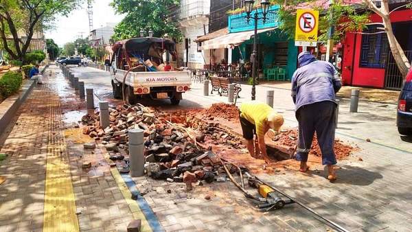 Essap destroza Peatonal Histórica de Luque •