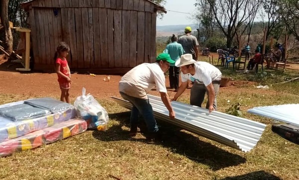 Caazapá: Entregan ayuda a familia víctima de incendio - Noticiero Paraguay