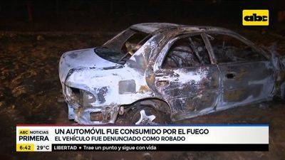 Automóvil fue totalmente consumido por el fuego - ABC Noticias - ABC Color