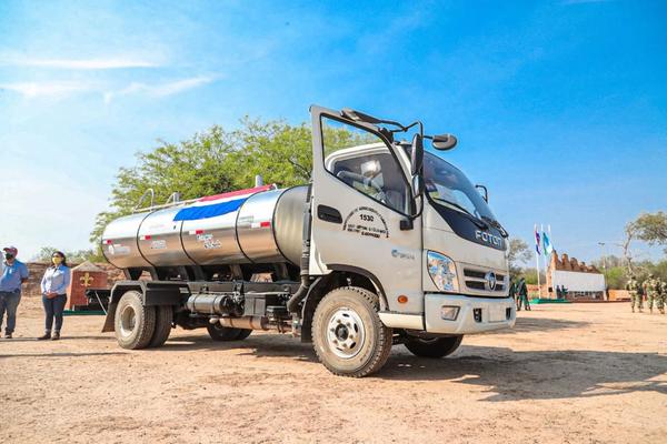 Productores del Chaco reciben camión acopiador de leche por parte del MAG