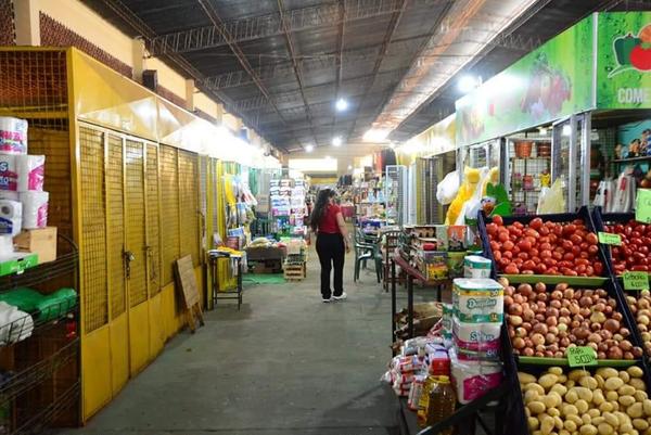 Variedad de productos en feria de Ciudad del Este
