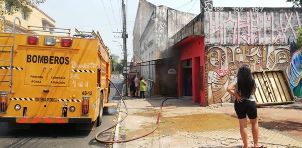 HOY / Incendio consumió una peluquería en Asunción
