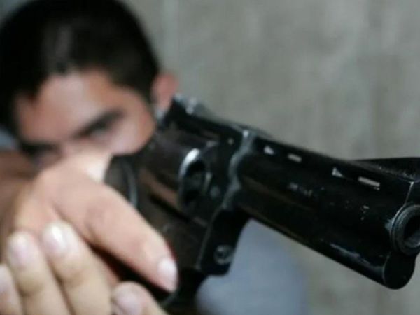 Disparó contra la casa del ex de su pareja