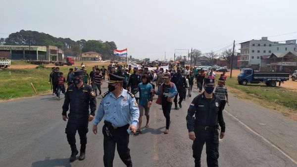 Nativos cierran ruta en Caaguazú y exigen audiencia con el Presidente - Nacionales - ABC Color