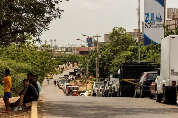 Venezuela: Crónica escasez de gasolina, colas de 6 días para cargar y a 40 grados al sol