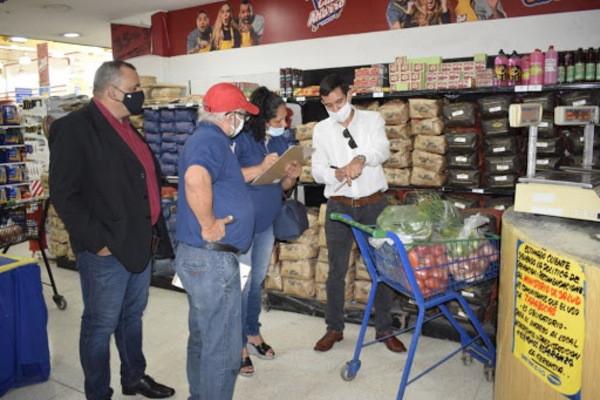 Durante pandemia clientes 'van menos veces a supermercados y compran solo lo necesario', afirma empresario