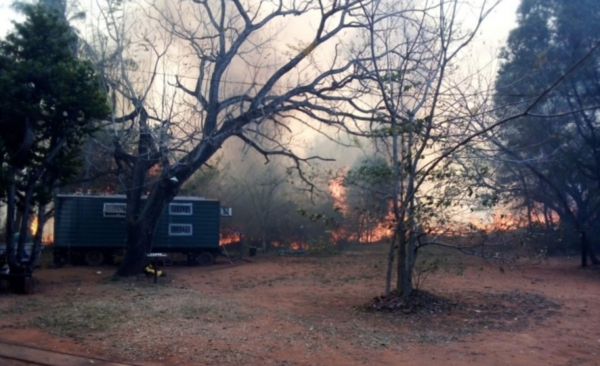 HOY / Incendio de grandes proporciones consume el Cerro Koi en Areguá