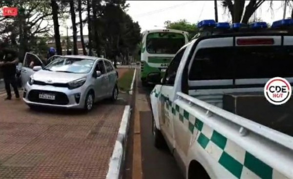 Automóvil y colectivo protagonizan accidente frente a la Gobernación