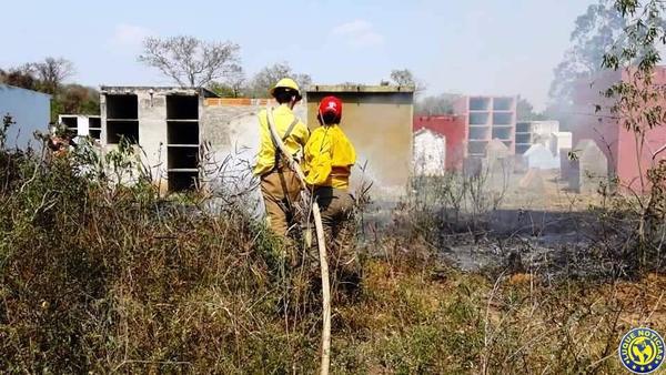 Incendios en Cerro Koi y detrás de cementerio en Valle Pucú •