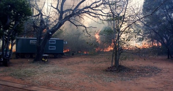 La Nación / Incendio de gran magnitud se registra en el Cerro Kõi de Areguá