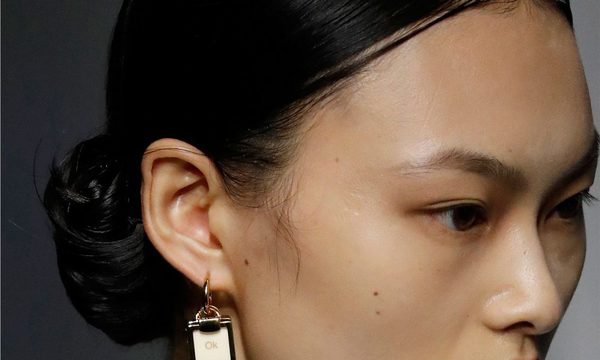 Minimalismo beauty en Semana de la moda Milán