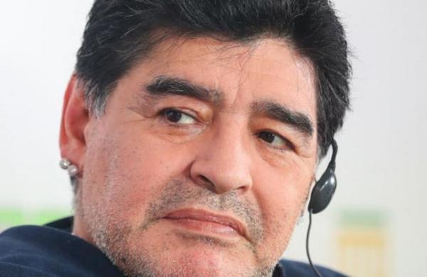 La máscara 'interplanetaria' de Diego Maradona en el regreso del fútbol argentino - C9N