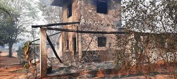 Incontrolable incendio en zona de los Cerros Kõi y Chorori en Areguá ya consumió tres viviendas » Ñanduti