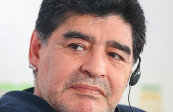 La máscara 'interplanetaria' de Diego Maradona en el regreso del fútbol argentino - SNT