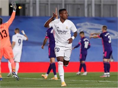 Vinicius salva al Real Madrid