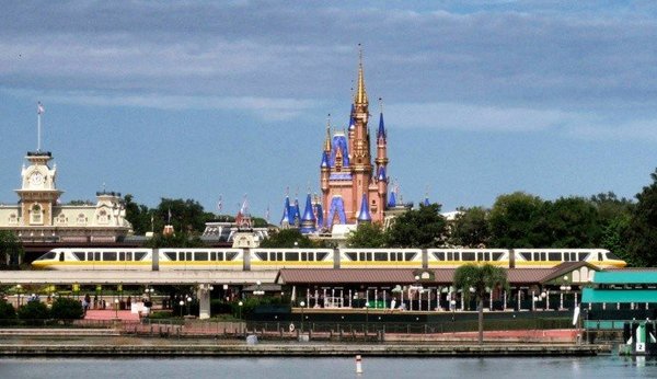 Cientos de trabajadores de Disney exigen ayuda en EE.UU. tras ser despedidos » Ñanduti