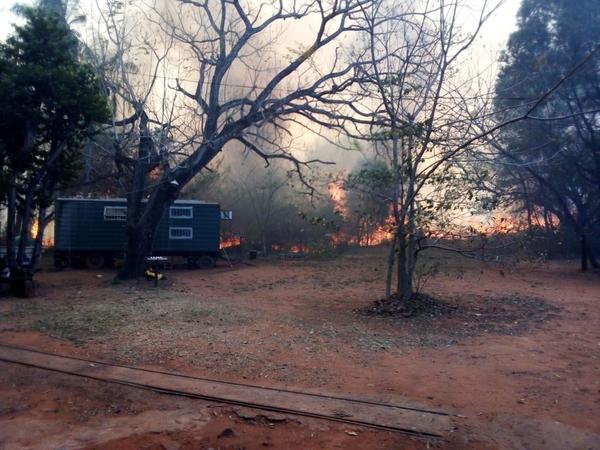 Reportan incendio de gran magnitud en el Cerro Kõi de Areguá y amenaza a varias viviendas - ADN Paraguayo