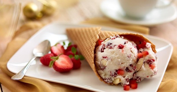 La Nación / Receta LN: helado de vainilla y frutos rojos