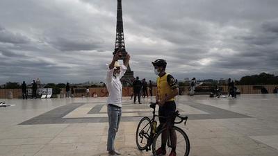 Avión de combate rompe la barrera del sonido y estremece a Paris
