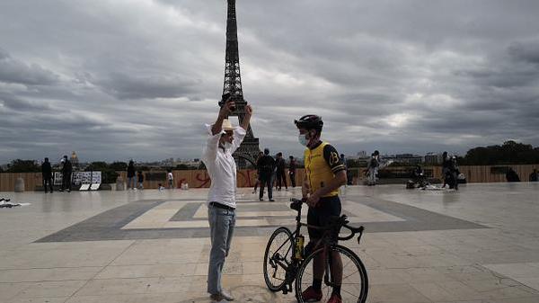 Avión de combate rompe la barrera del sonido y estremece a Paris