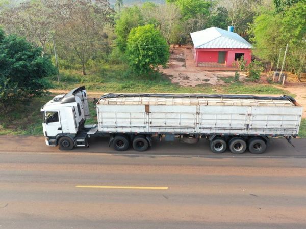 Incautan aproximadamente 30 toneladas de tomate de contrabando