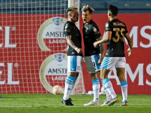 Racing se impone en Uruguay y alcanza a Nacional en la cima