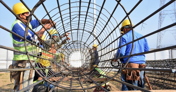 La Nación / Construyen armaduras para pilotes en zona del futuro puente Chaco’i