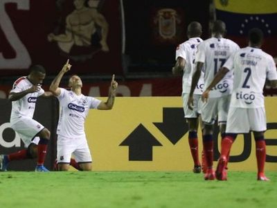 El eliminado DIM frena a Caracas y da mucha vida a Libertad