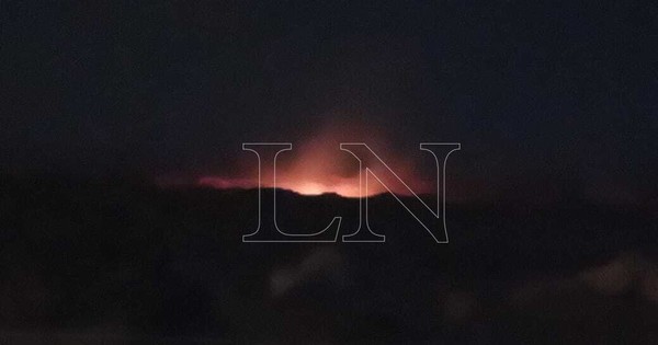 La Nación / Viento reavivó las llamas en Cateura y sigue el incendio en el vertedero
