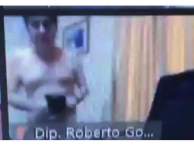 Legislador generó bochorno al sesionar semidesnudo