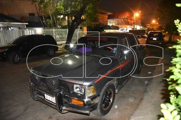 Abandonan vehículo que antes fue asaltado y robado en Villa Elisa - Nacionales - ABC Color