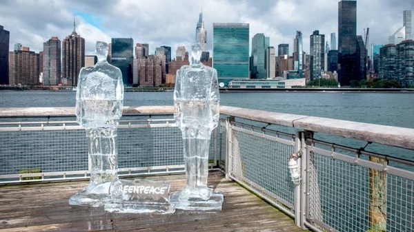 HOY / Un Trump y un Bolsonaro de hielo para protestar contra la crisis ambiental