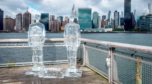 Un Trump y un Bolsonaro de hielo para protestar contra la crisis ambiental