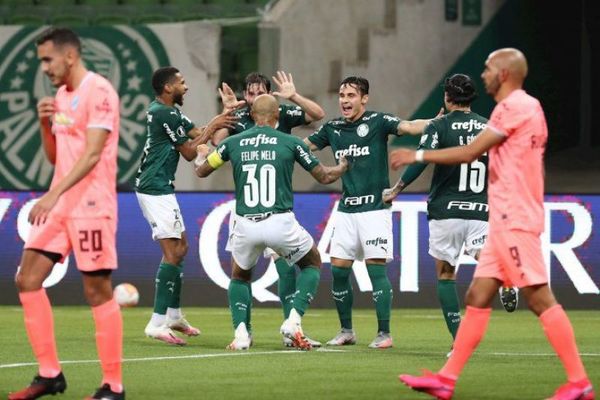 Palmeiras golea, clasifica y deja al Bolívar en el abismo