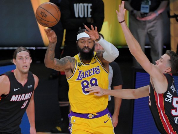 Los Lakers arrasan a los Heat en el arranque de finales de la NBA
