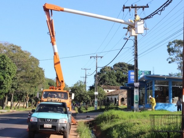 Miles de usuarios sin luz: ANDE culpa a mantenimiento y a los fuertes vientos - ADN Paraguayo