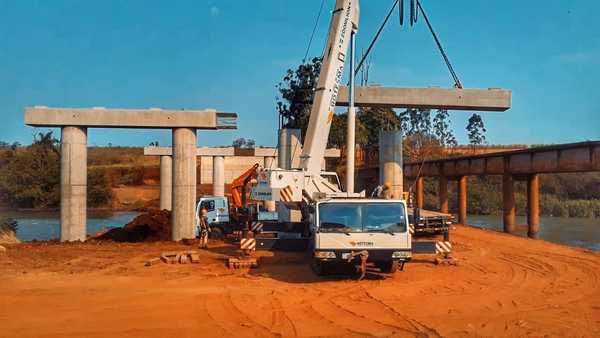 Montaron las vigas transversales del puente sobre el río Monday