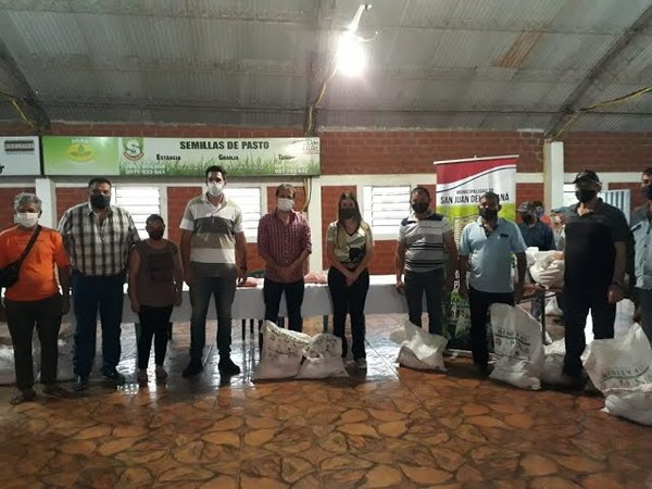 ENTREGAN INSUMOS A PRODUCTORES BENEFICIARIOS DEL PROGRAMA ÑEMITY 4.0 EN SAN JUAN DEL PARANÁ
