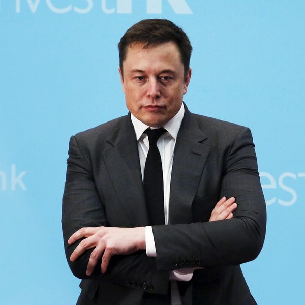 Elon Musk dice que ni el ni su familia, tomarían la vacuna contra el covid-19 y llama a Bill Gates un "cabeza hueca"